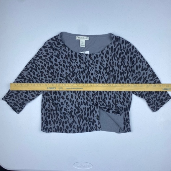 White House‎ Black Market Cardigan Crop Button Animal Print Silk Gray/Blue W S - Picture 4 of 8